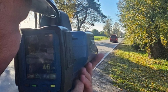 Policjant podczas kontroli drogowej