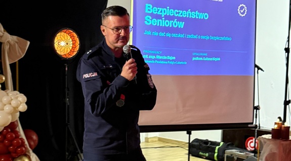 Policjant w trakcie spotkania profilaktycznego z seniorami