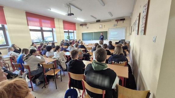 Policjant w trakcie spotkania profilaktycznego z uczniami