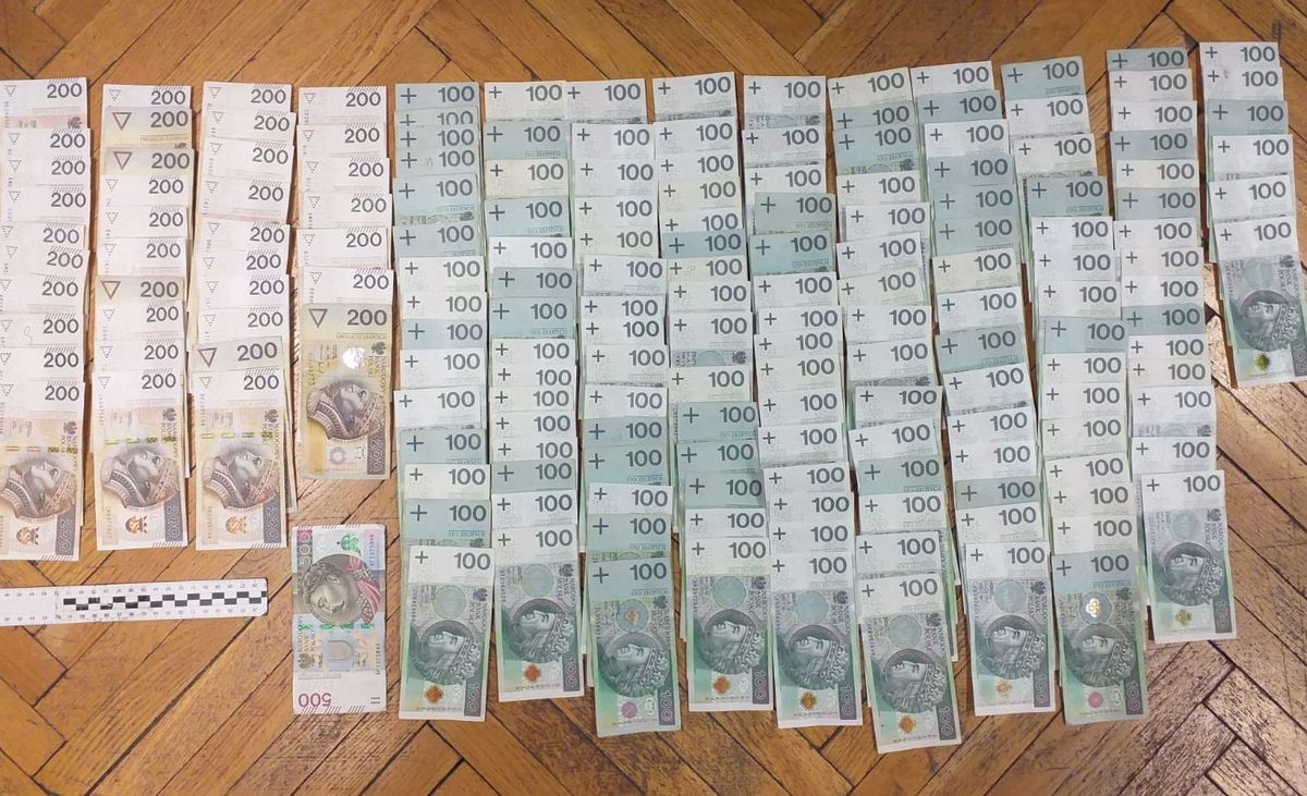 rozłożone na podłodze pieniądze