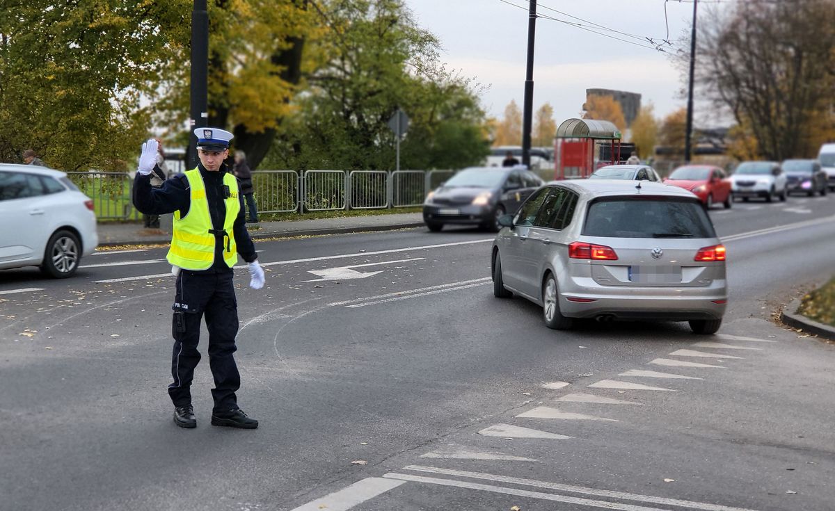 policjant kieruje ruchem 