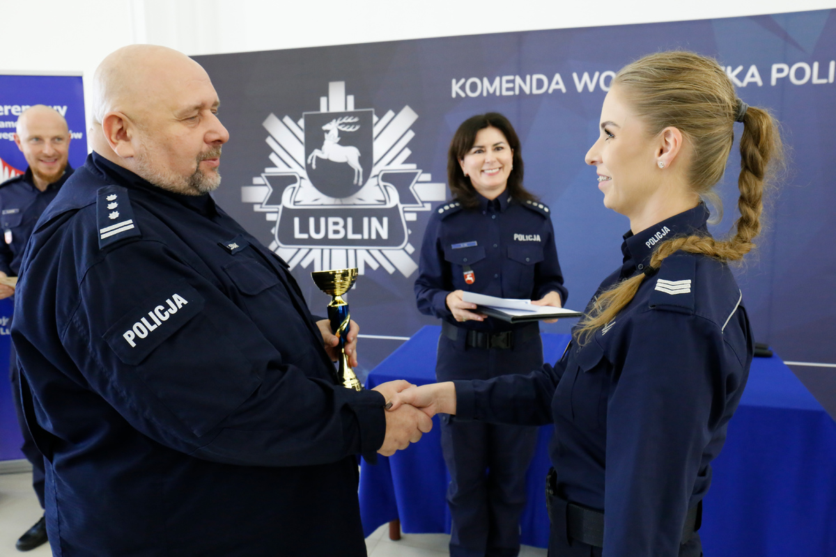 I Zastępca Komendanta Wojewódzkiego Policji w Lublinie inspektor Olgierd Oleksiak wręcza puchar policjantce