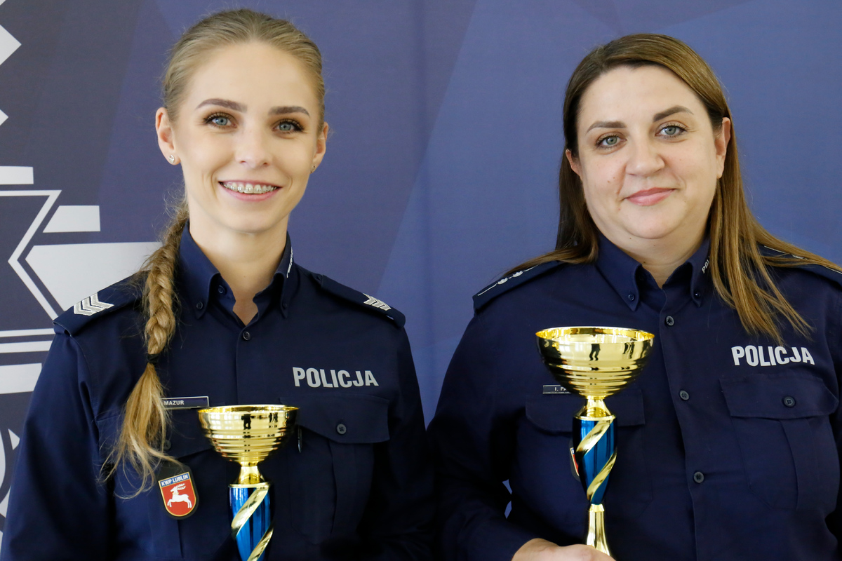 sierżant sztabowy Milena Mazur i aspirant Ewelina Nestorowicz trzymają puchary 