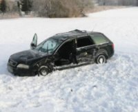 ciemny pojazd w polu na śniegu