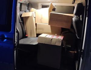 bus pełen pudeł z papierosami bez akcyzy