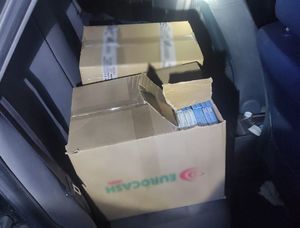 pudła z nielegalnym towarem w samochodzie