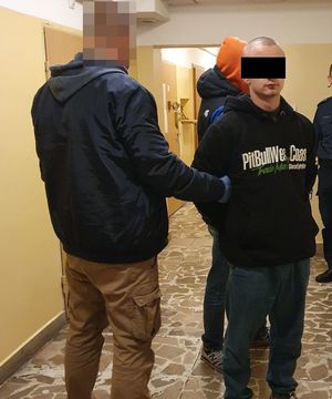 na zdjęciu zatrzymany do narkotyków 23-latek