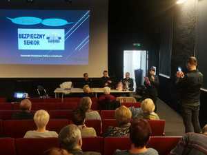 na zdjeciu policjanci prowadzacy debate (2)