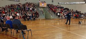 na zdjęciu policjant i młodzież na spotkaniu w Szkole
