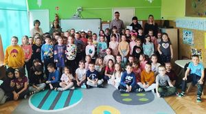 wspolne zdjecie policjantow z dziećmi w sali edukacyjnej