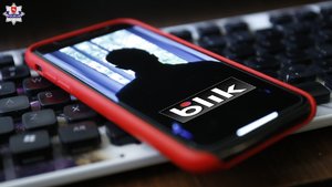 telefon leżący na klawiaturze