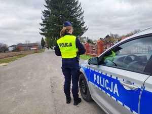 policjantka przy radiowozie