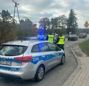 policjanci dbają o bezpieczeństwo przy cmentarzach