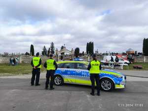 policjanci dbają o bezpieczeństwo przy cmentarzach