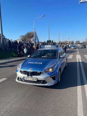 policjanci dbają o bezpieczeństwo przy cmentarzach