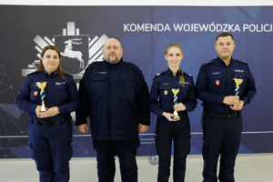 aspirant Ewelina Nestorowicz I Zastępca Komendanta Wojewódzkiego Policji w Lublinie inspektor Olgierd Oleksiak sierżant sztabowy Milena Mazur i spirant Piotr Król