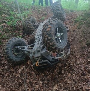 quad leżący w lesie