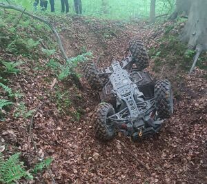 quad leżący w lesie